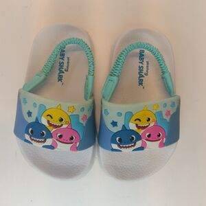 Baby Shark Nickelodeon size 4 White And Blue Back Strap Slip-on Sandals Unisex